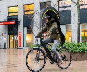 Cycling umbrella in action